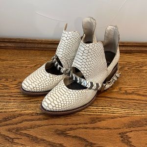 Women's Freebird Ivory Snake Buckle Blade Ankle Boots Booties sz.9